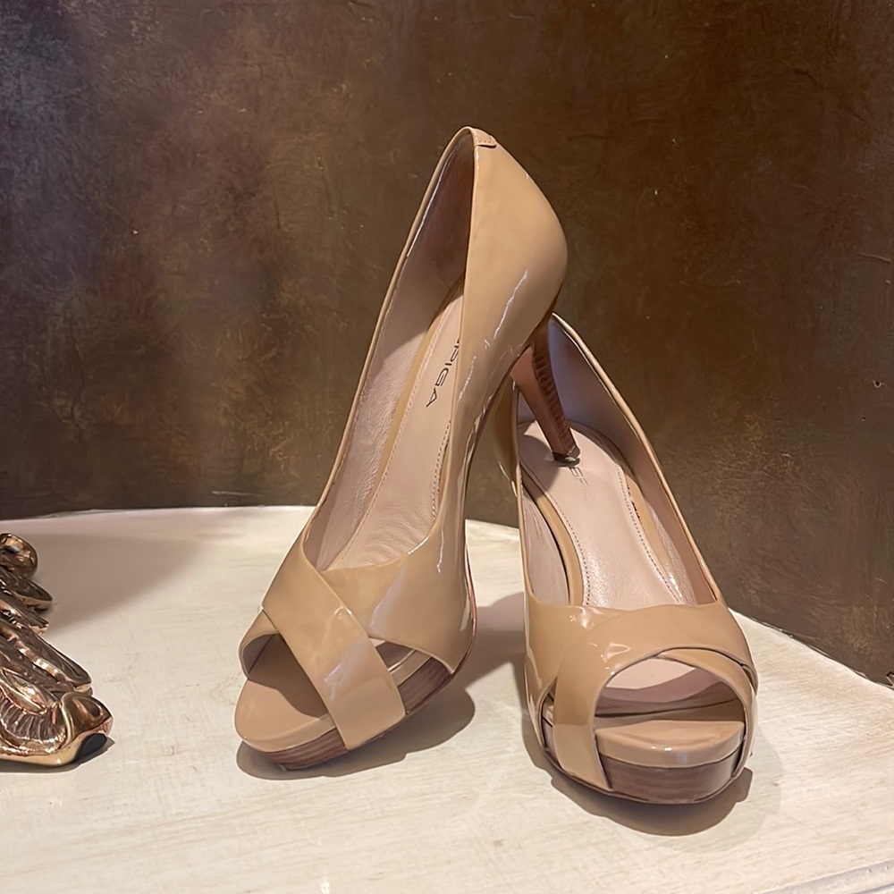 Via Spiga Tan Peep Toe Heels